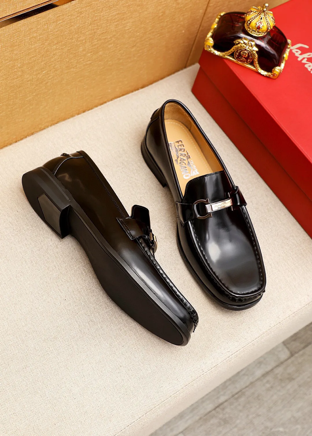 Men's shoes 💰460 💐 Product trademark: Ferragamo "Ferragamo" casual leather shoes Regular size: 38-44 (45.46🉑️customized) Product materials: Selected imported first-layer open-edge beaded cowhide leather upper + luxury hardware buckle, imported water-dyed cowhide leather lining. Strong three-dimensional visual effect, original rubber outsole Color: 1⃣️color optional